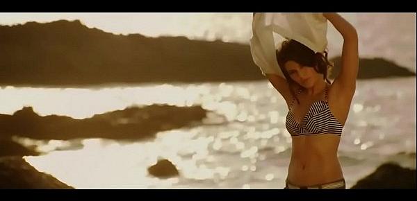  Bollywood beauty Jacqueline Fernandez hot kissing scenes   sexy dance !